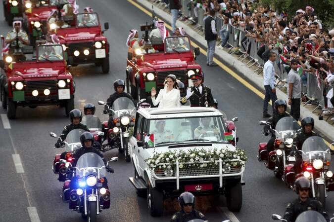 Le prince héritier de Jordanie Hussein ben Abdallah et son épouse Rajwa Al Saif saluant la foule