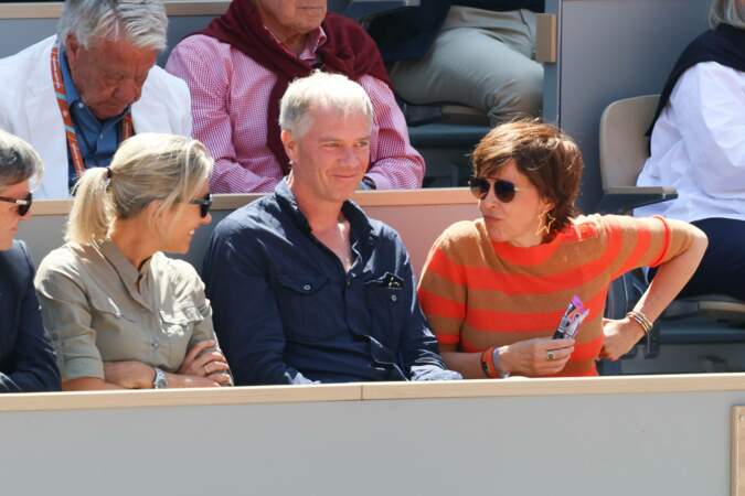 Julien Arnaud entouré d'Anne-Sophie Lapix et Nathalie Renoux dans les tribunes de Roland-Garros vendredi 2 juin 2023