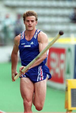 En 1999, Jean Galfione a atteint une nouvelle étape dans sa carrière en franchissant la barre des six mètres lors des Championnats du monde en salle de Maebashi, et a établi un nouveau record