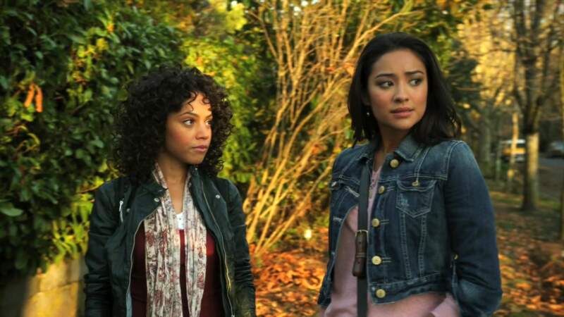 On continue avec l'un des couples de Pretty Little Liars : Maya et Emily ont vécu une histoire dans la saison 1.