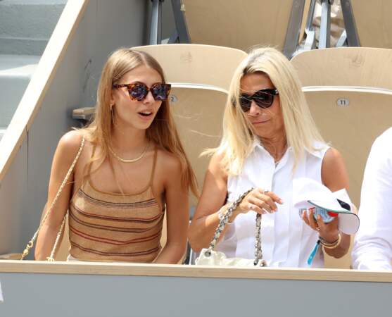 Natty Tardivel et sa fille Stella Belmondo dans les tribunes de Roland Garros 2023 9 juin