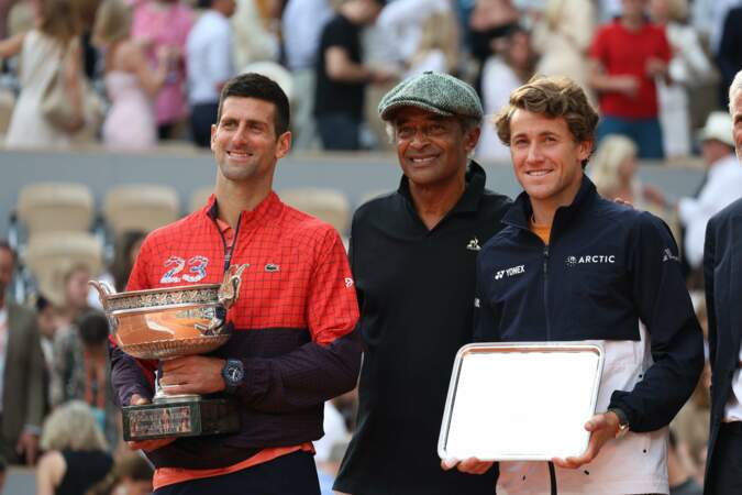 Yannick Noah entouré de Novak Djokovic et Casper Ruud à Roland-Garros