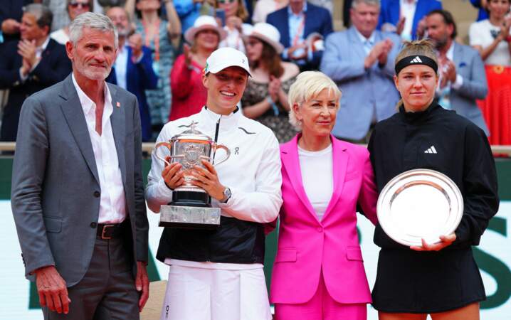 Chris Evert a remis son trophée à Iga Swiatek, qui a remporté cette finale dames de Roland-Garros 2023 face à Karolina Muchova.s