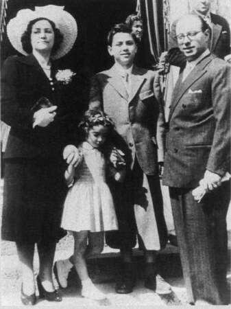 Silvio Berlusconi, à 12 ans avec ses parents Luigi et Rosella et sa soeur Maria Antonietta