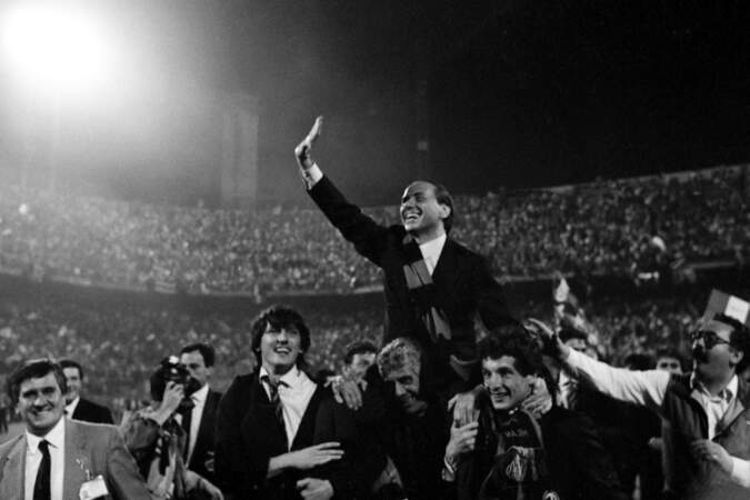 Silvio Berlusconi rachète le club de football AC Milan en 1986
