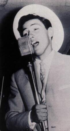 Silvio Berlusconi en 1956 poussant la chansonnette