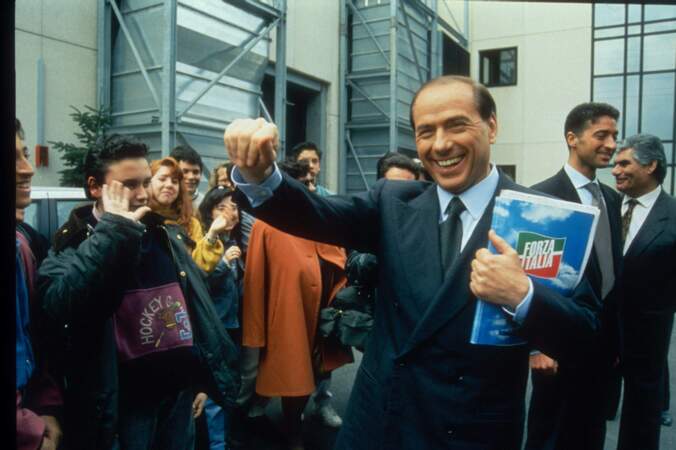 Silvio Berlusconi créé son parti politique Forza Italia en janvier 1994