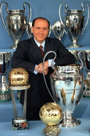 Silvio Berlusconi  pose avec les différentes trophées gagnés par l'AC Milan