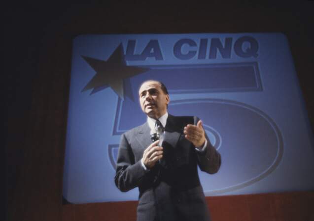Silvio Berlusconi présente la future programmation de sa chaîne française La Cinq lors d'une conférence de presse, en 1986