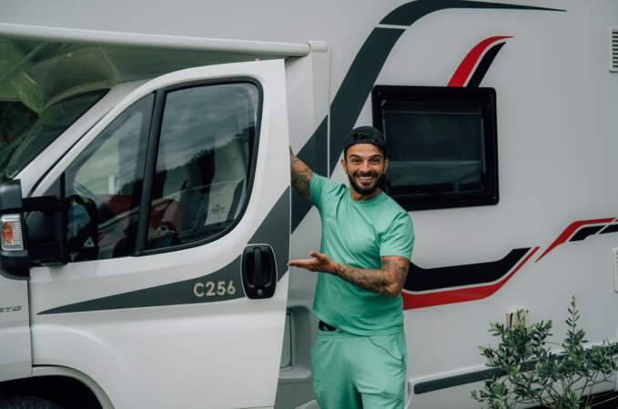 Fini la démesure de Dubaï, Julien Tanti embarque en camping-car
