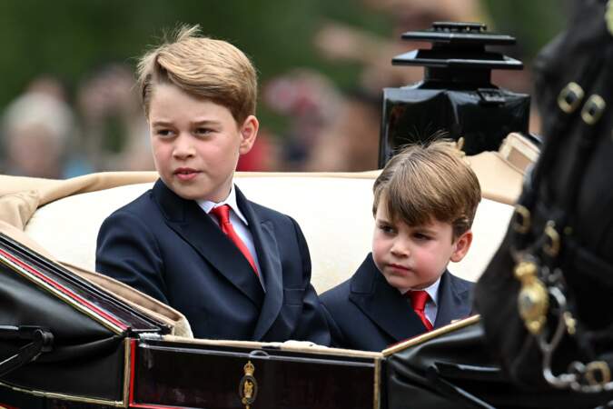 Le prince George et le prince Louis en costumes assortis pendant le festival.