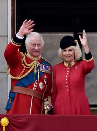 Le couple royal saluant en symbiose le peuple britannique 