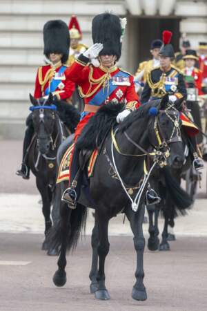 Le roi Charles III quittant Buckingham Palace pour rejoindre Trooping The Colour, suivi de sa cohorte royale, dont son fils, William, et sa soeur, Anne.  