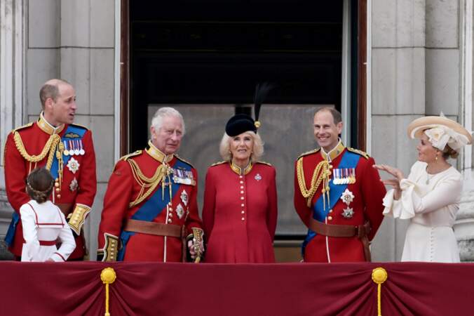 Le rouge est de mise pour le prince William, la princesse Charlotte, le roi Charles III, la reine Camilla, le prince Edward, la duchesse Sophie d'Édimbourg sur le balcon du palais de Buckingham
