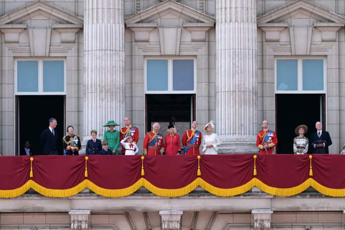 Timothy Laurence, la princesse Anne, le prince George, la princesse Catherine de Galles, le prince Louis, le prince William, la princesse Charlotte, le roi Charles III, la reine Camilla, le prince Edward, la duchesse Sophie d'Édimbourg, le duc et la duchesse de Gloucester sur le balcon de Buckingham Palace