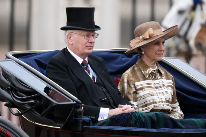 Le duc et la duchesse de Gloucester dans une calèche pendant Trooping the Colour, au Victoria Memorial.