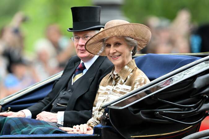 Le Duc, en costume et chapeau, et la duchesse de Gloucester, chapeau et chemise beige et blanche.