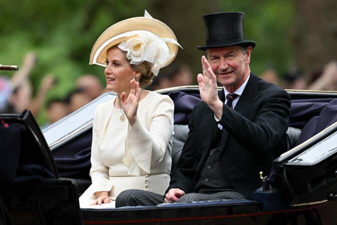 Sophie, la Duchesse d'Édimbourg, et Timothy Laurence, officier de marine britannique, second mari de la princesse Anne du Royaume-Uni, en calèche, en blanc et noir.