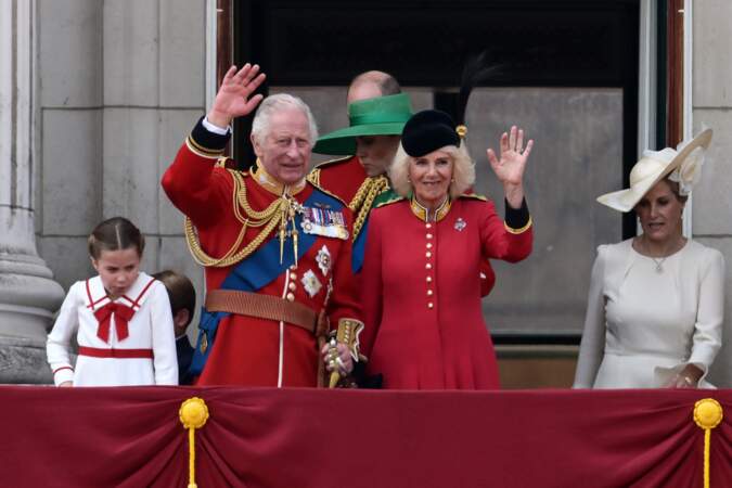 Le roi Charles III et sa femme Camilla saluant la foule, sur le balcon