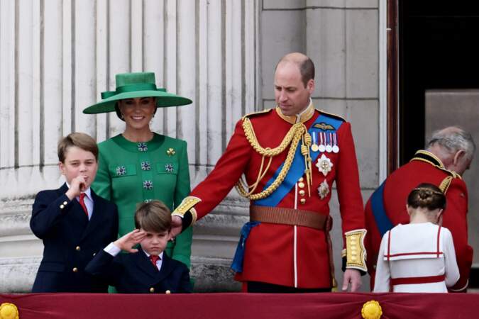 Le prince George, la princesse Catherine de Galles, le prince Louis, le prince William, la princesse Charlotte et Charles III sur le balcon du palais de Buckingham, prêt à partir