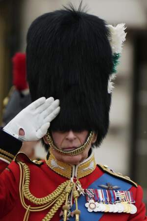 Le roi Charles III en tenue de garde de Buckingham Palace.