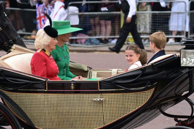 La reine Camilla, la princesse de Galles, la princesse Charlotte et Louis et George dans leur calèche pendant la parade.