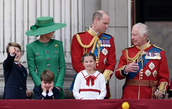 Le prince Charles et son fils échangeant quelques mots sur le balcon de Buckingham Palace