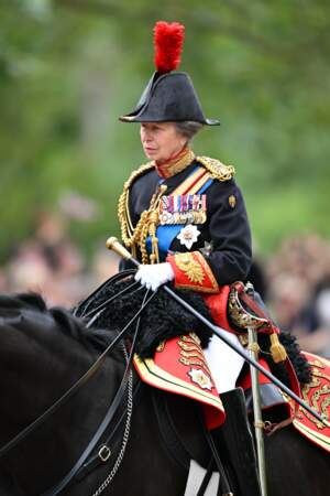 La princesse Anne, soeur de Charles III, à cheval pendant Trooping the Colour au Victoria Memorial.