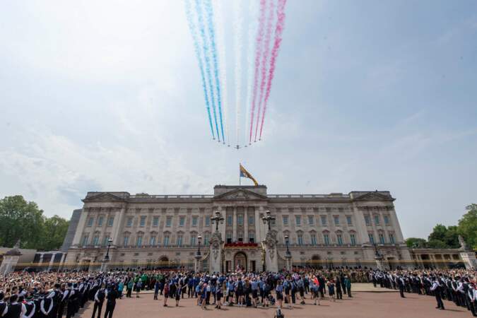 Un spectacle aérien survole Buckingham Palace pendant Trooping The Colour