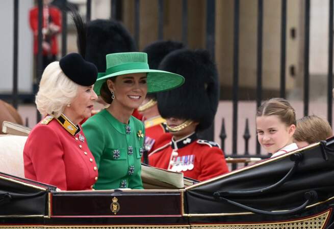 La reine Camilla, la princesse de Galles et la princesse Charlotte jetant un regard à l'objectif.