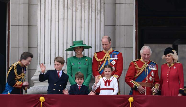 La princesse Anne, le prince George, la princesse Catherine de Galles, le prince Louis, le prince William, la princesse Charlotte, le roi Charles III et la reine Camilla sur le balcon de Buckingham Palace