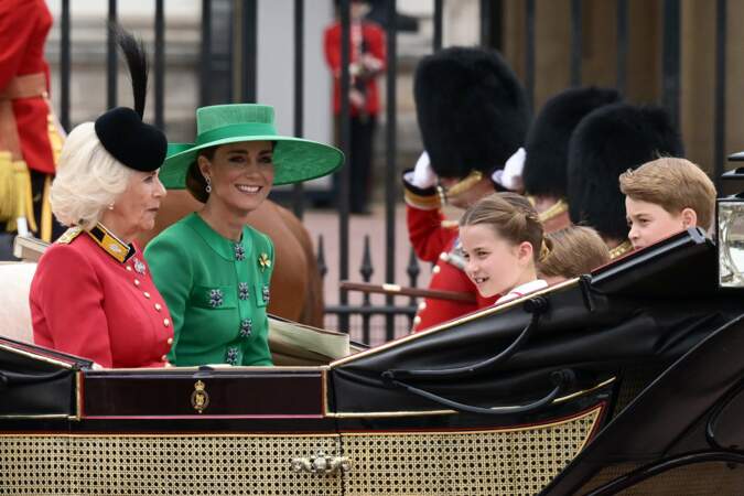 La reine Camilla, la princesse de Galles, la princesse Charlotte et Louis et George dans leur calèche pendant la parade.