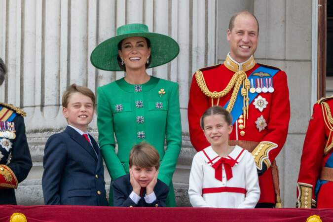 A première vue, le prince Louis apparaît assagi. La photo met en évidence les très jolis vêtements des enfants de Kate et William.