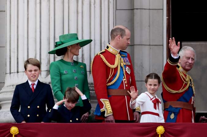 Le nouveau roi d'Angleterre Charles III salue le peuple britannique une dernière fois avant de quitter le balcon