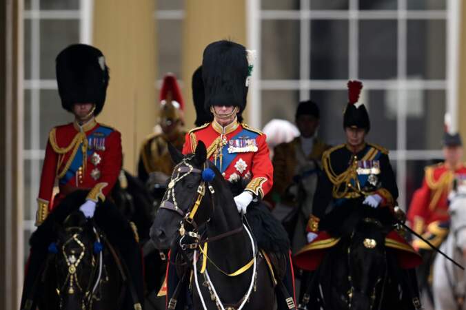 Le roi Charles III à cheval pendant Trooping the Colour au Queen Victoria Memorial. Le prince William et la princesse Anne se trouvent derrière.