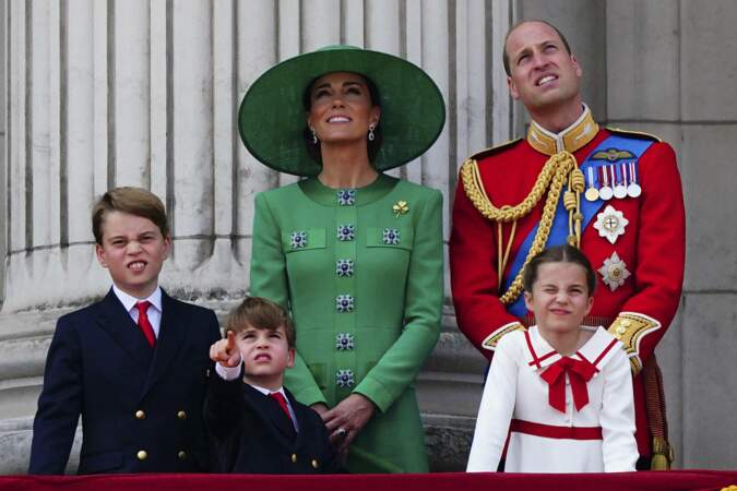 Le prince et la princesse de Galles au balcon de Buckingham avec leurs enfants 