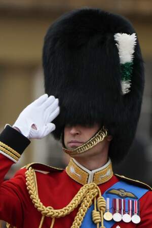 Le prince William en tenue de garde de Buckingham Palace .