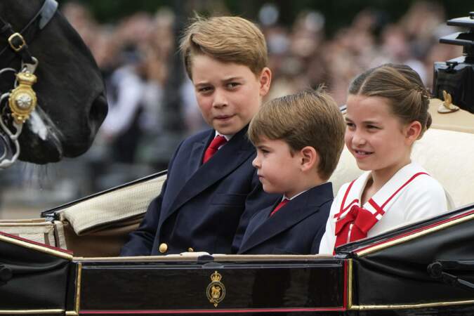 Le Prince George, le prince Louis et la princesse Charlotte quittant Buckingham Palace en calèche.