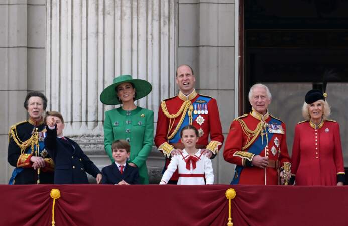George, survolté pendant les potos officielles avec la princesse Anne, la princesse Catherine de Galles, le prince Louis, le prince William, la princesse Charlotte, le roi Charles III et la reine Camilla sur le balcon du palais de Buckingham