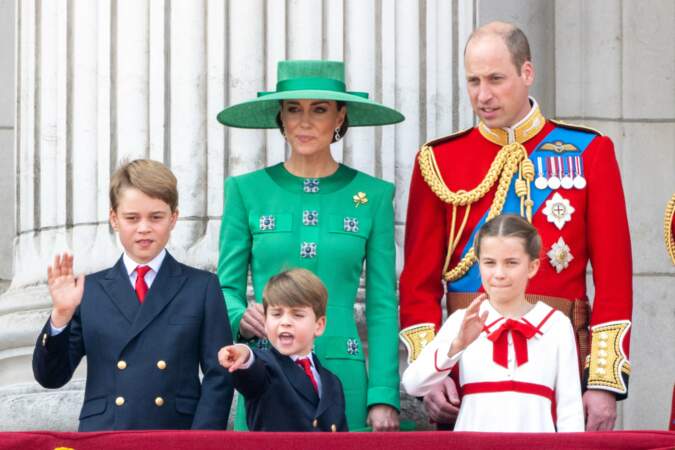 
Le prince de Galles, la duchesse de Galles, la princesse Charlotte, le prince Louis, le prince George au balcon de Buckingham ce 17 juin