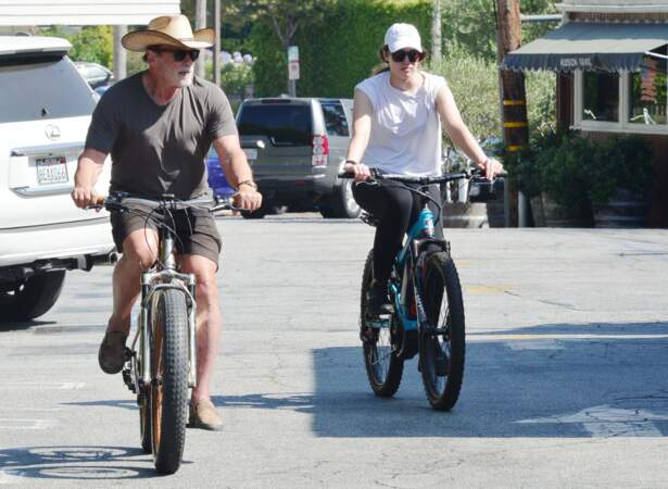Elle est souvent prise en photo dans les rues de Los Angeles en train de partager sa passion pour le vélo avec son père.