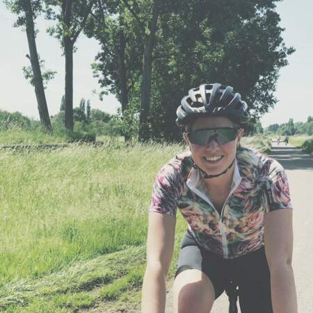 Sarah de Bie partage la passion de son mari pour le cyclisme et le suit parfois sur les routes