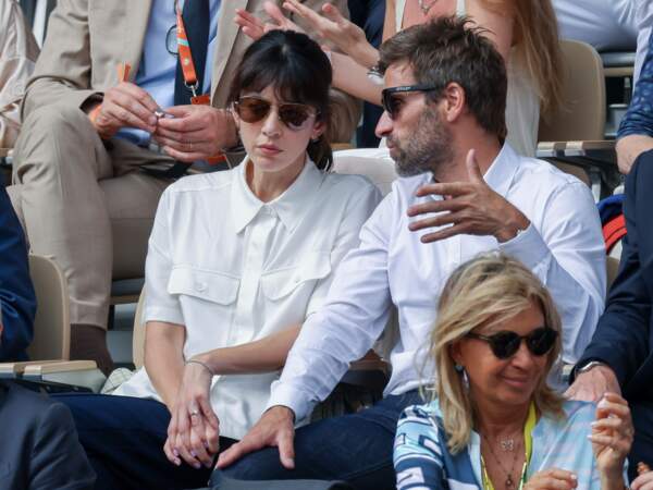 Quand Nolwenn Leroy rejoint son conjoint Arnaud Clément à Roland Garros, elle se la joue très classe avec une chemise blanche