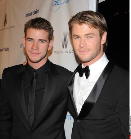La même année il pose avec Liam, son frère, révélé dans Hunger Games.