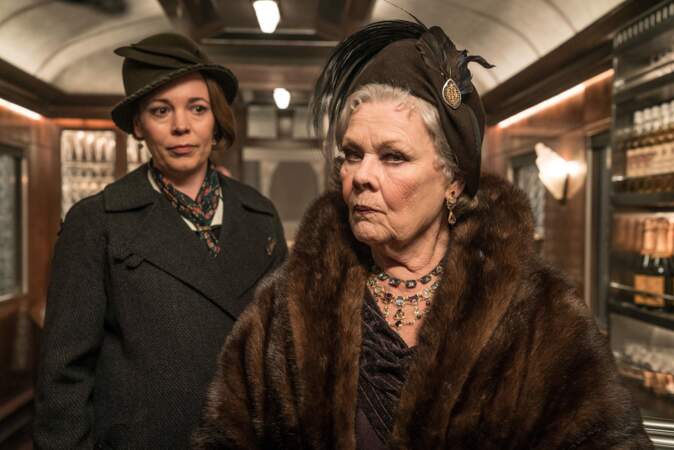 Dans Le crime de l'Orient Express, Olivia Colman apparaît dans un look beaucoup plus sobre