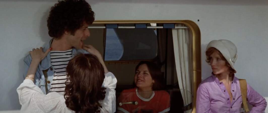 C'est en 1975, 23 ans avant Sex and the City, que Kim Cattrall fait ses débuts devant les caméras dans le film Rosebud. Elle est en rouge, au milieu, sur cette image du film !