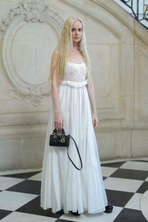 La mannequin argentine Sofia Achaval de Montaigu a privilégié le total look blanc
