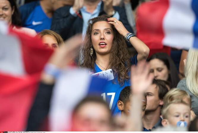 Elle est aux premières loges pour soutenir son mari lorsqu'il est sélectionné avec les Bleus, comme ici à l'Euro 2016.