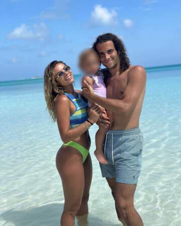 Maë, Mattéo Guendouzi et leur fille en vacances dans un endroit paradisiaque
