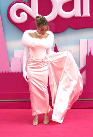 Lors de l’avant-première européenne de Barbie, Margot Robbie est arrivée dans cette somptueuse robe rose